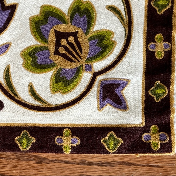 Embroidered decorative pillow case on zipper. Pre-owned in excellent condition - Picture 4 of 6